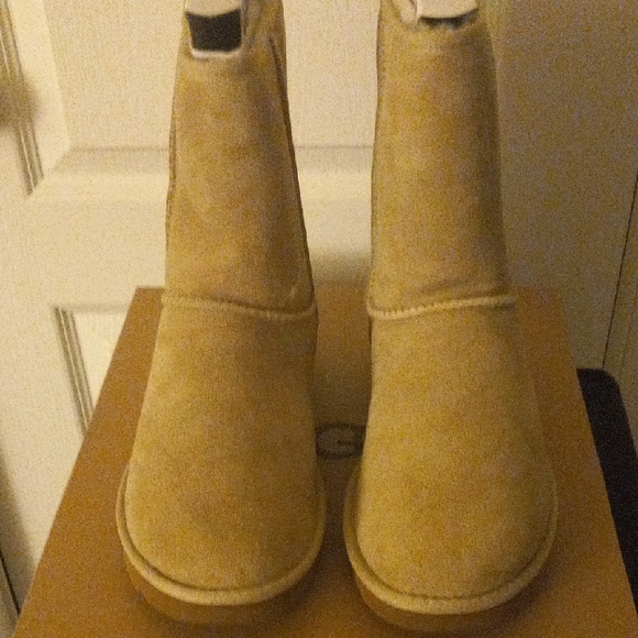 UGG Classic Short II Boots in Tan - Picture 3 of 8